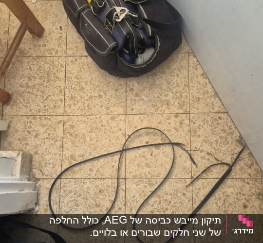 רצועת הנעה קרועה לצד תיק כלי עבודה של טכנאי